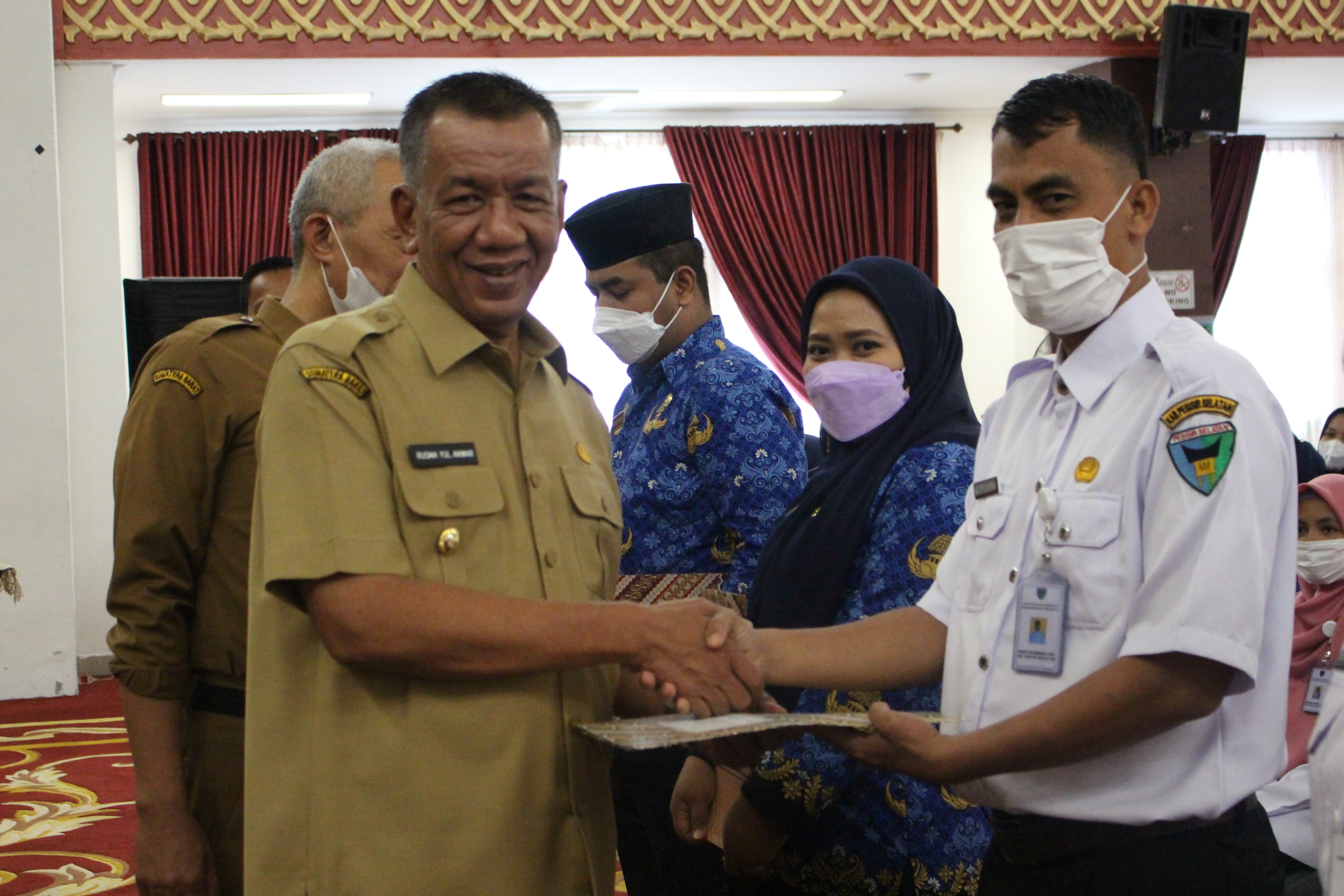 Penyerahan Surat Keputusan Calon Pegawai Negeri Sipil (CPNS) dan Surat Keputusan Pegawai Pemerintah 