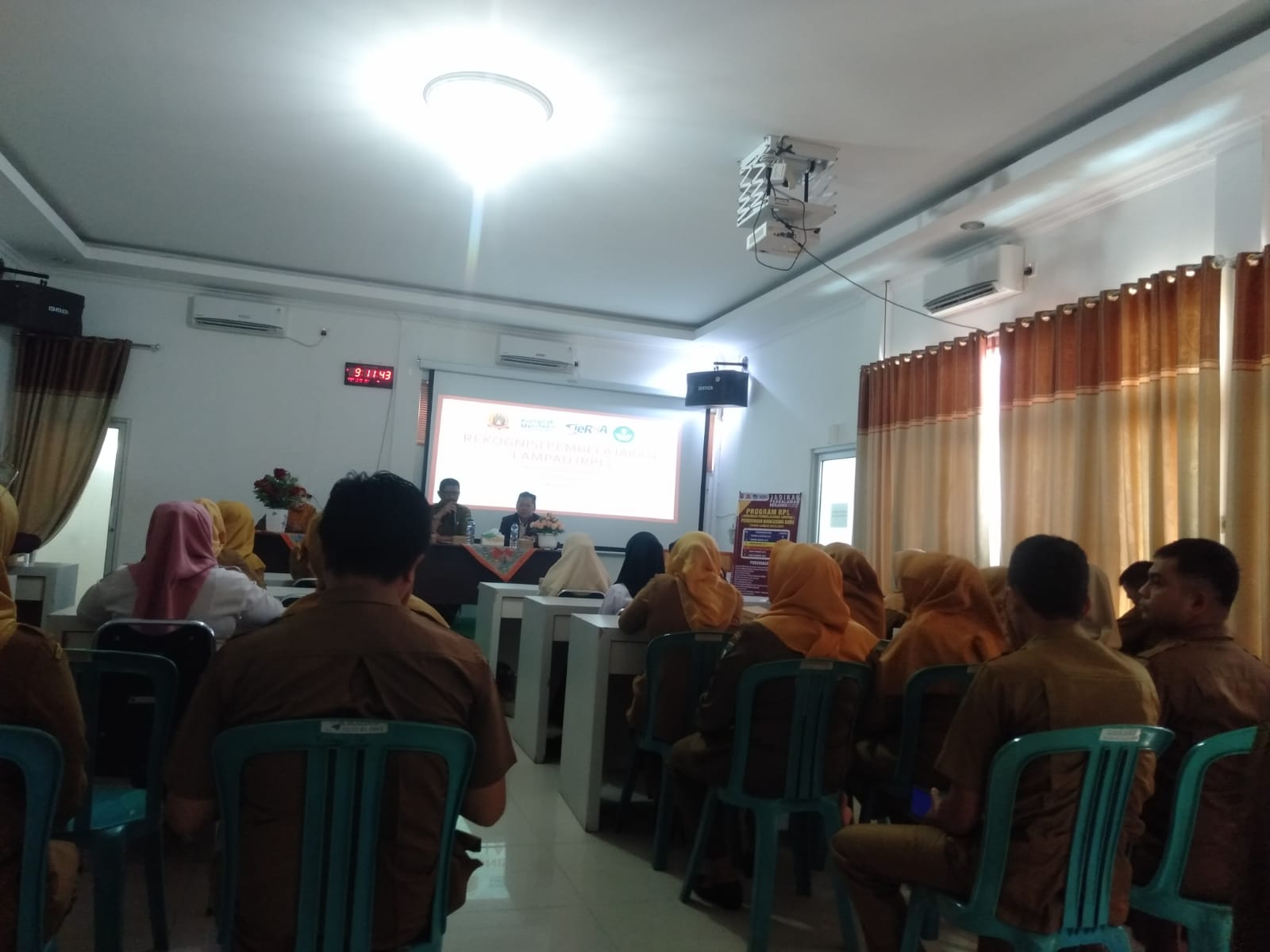 pertemuan dengan kampus unes bersama kasubag umum kabupaten pesisir selatan